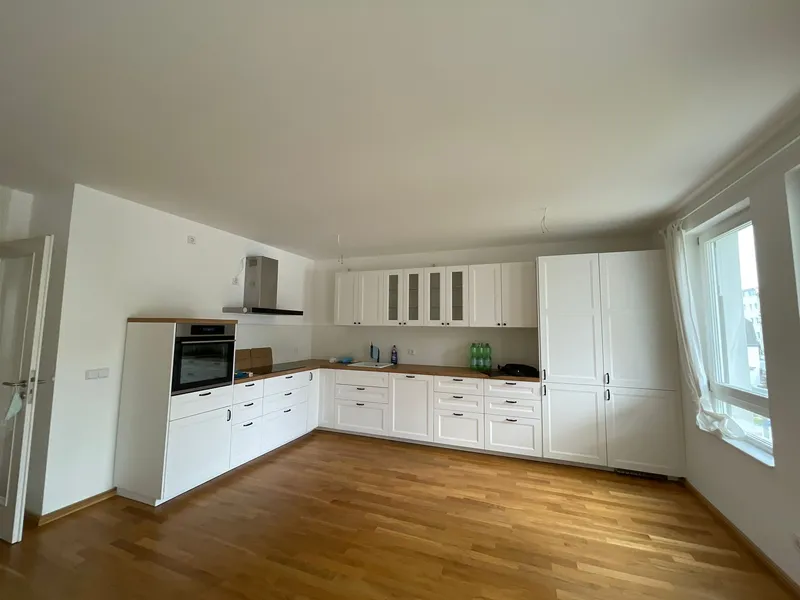 Modernes Wohnen auf 107m²: Teilmöbliert mit Einbauküche & Tiefgarage — photo 1